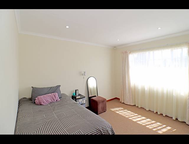 4 BEDROOM FREEHOLD FOR SALE IN GLENHAZEL